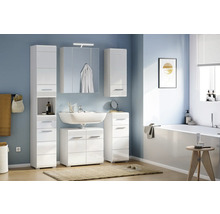 Badezimmer mit Waschbecken, Spiegelschrank und weißen Badmöbeln