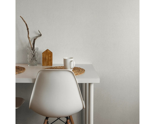 Gros plan d'une table avec décoration et une chaise devant un mur