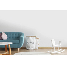 Kinderzimmer mit Sofa, Tisch, Spielzeug und Aufbewahrungssäcken