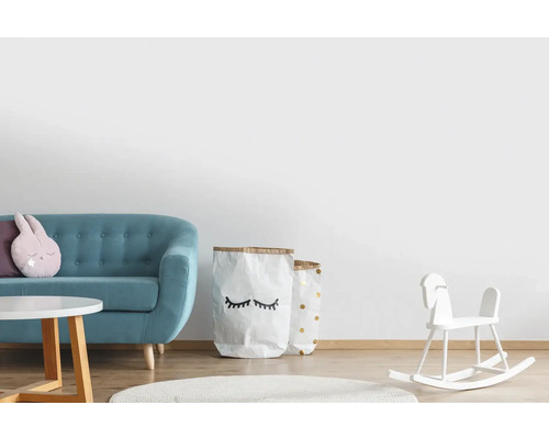 Chambre d'enfant avec canapé, table, jouets et sacs de rangement