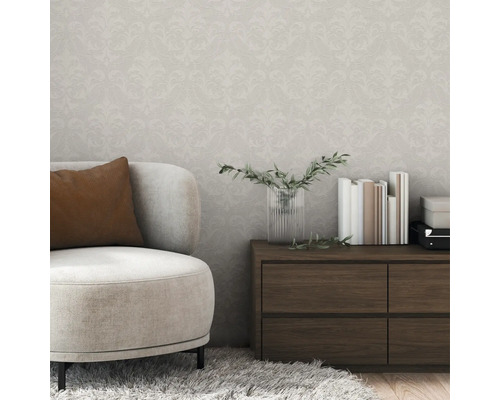 Salon avec papier peint à motifs, fauteuil et commode