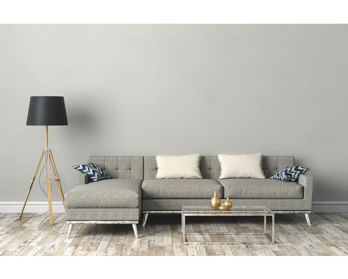 Salon avec canapé, lampadaire et table basse