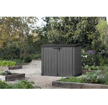 Gartenschrank aus Kunststoff mit abschließbaren Türen im Garten