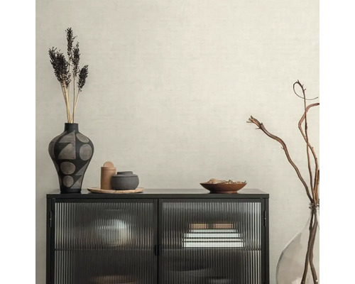 Buffet noir avec façades en verre et accessoires décoratifs pour une ambiance élégante
