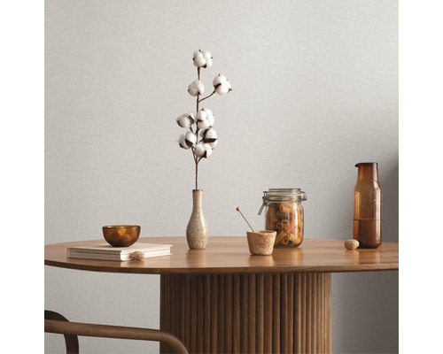 Tischdekoration mit Baumwollzweig, Glasgefäß und Keramikschale