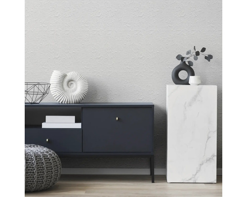 Salon avec commode, table d'appoint, décorations et pouf