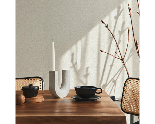 Nature morte décorative avec bougeoir, bougie, tasse et branches sur table en bois