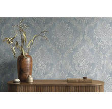 Dekorative Wand mit floral gemusterter Tapete, Kommode mit Vasen und Deko