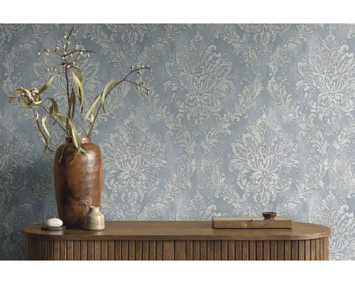 Dekorative Wand mit floral gemusterter Tapete, Kommode mit Vasen und Deko