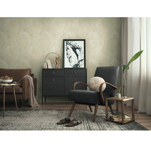 Wohnzimmer mit Sofa, Sessel, Kommode und Dekoration