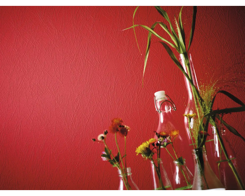 Strukturierte Tapete mit Blumen in Glasvasen