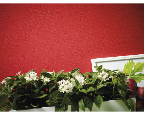 Nahaufnahme einer roten Vinyltapete mit Blumen im Vordergrund