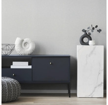 Dekoratives Wohnzimmer mit Kommode, Hocker und Dekoration