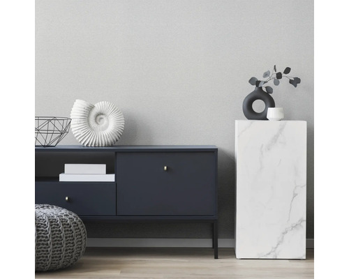 Salon décoratif avec commode, tabouret et décoration