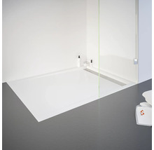 Douche à l'italienne avec receveur de douche plat, paroi de douche et serviettes