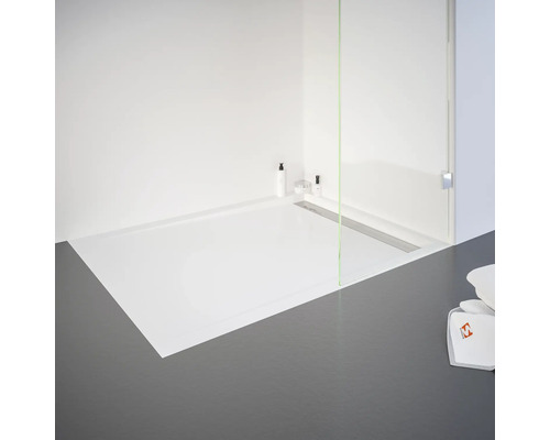 Douche à l'italienne avec receveur de douche plat, paroi de douche et serviettes