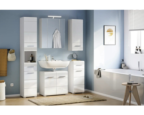 Badezimmer mit Waschbecken, Spiegelschrank und Hochschränken