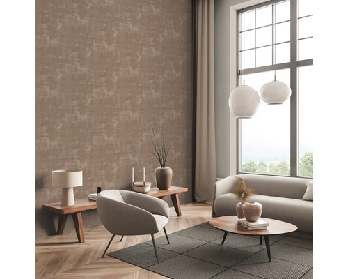 Salon avec papier peint à motifs, canapé, fauteuil et tables d'appoint.