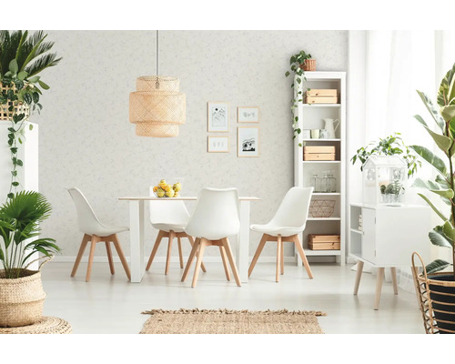 Heller Essbereich mit Esstisch, Stühlen, Hängeleuchte und dekorativen Pflanzen