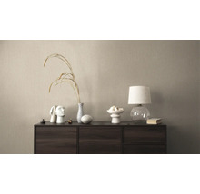 Dekoratives Sideboard mit Tischlampe und Dekoration