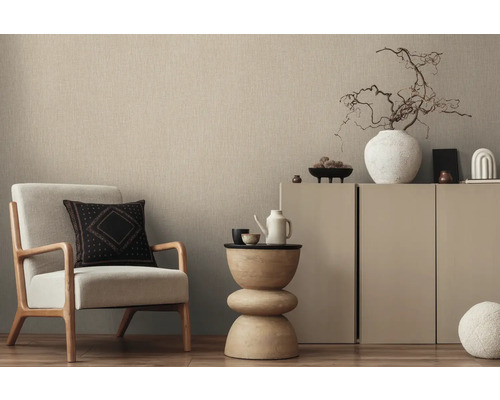 Salon lumineux avec fauteuil, table d'appoint et commode pour une ambiance chaleureuse