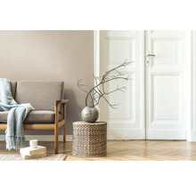Wohnzimmer mit Sofa, Beistelltisch und Dekoration