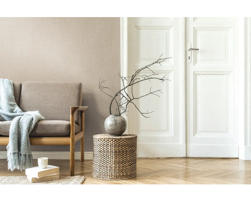 Salon avec canapé, table d'appoint et décoration