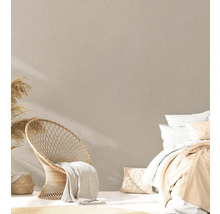 Gemütliches Schlafzimmer mit Rattanmöbeln und Textiltapete