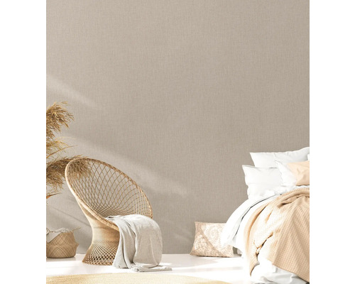 Chambre confortable avec des meubles en rotin et du papier peint textile