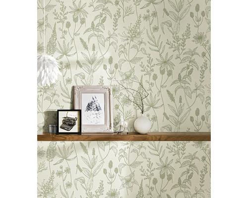 Décoration murale avec papier peint à motifs floraux et étagère en bois