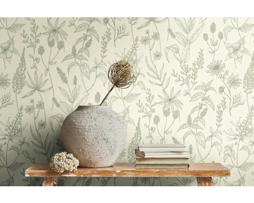Scène avec papier peint fleuri, vase, fleur séchée et pile de livres sur une étagère
