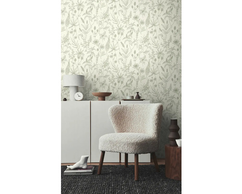 Scène avec papier peint à motifs floraux, commode, fauteuil et décoration