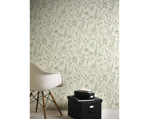 Vue d'une pièce avec papier peint à motifs floraux, chaise et boîtes de rangement