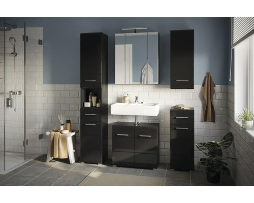 Salle de bains avec lavabo, armoire de toilette et plusieurs armoires pour ranger les articles de salle de bains