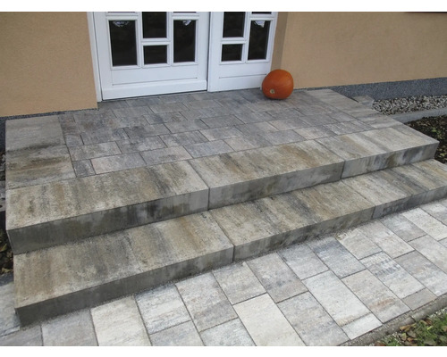 Aussentreppe aus Betonpflastersteinen führt zur Haustür