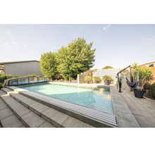 Aussenpool mit Abdeckung, Treppe und Hängemattengestell im Garten