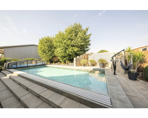 Aussenpool mit Abdeckung, Treppe und Hängemattengestell im Garten