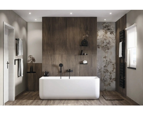 Salle de bain moderne avec baignoire îlot, lambris en bois et accents floraux.