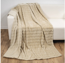 Plaid beige sur un canapé