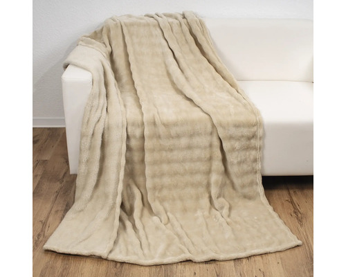 Plaid beige sur un canapé