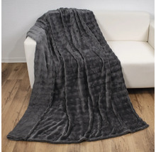 Couverture douce grise sur un canapé blanc