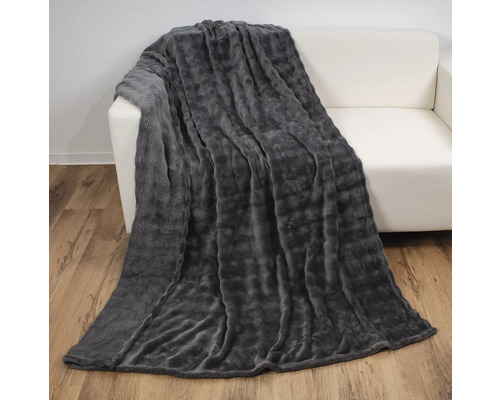 Couverture douce grise sur un canapé blanc