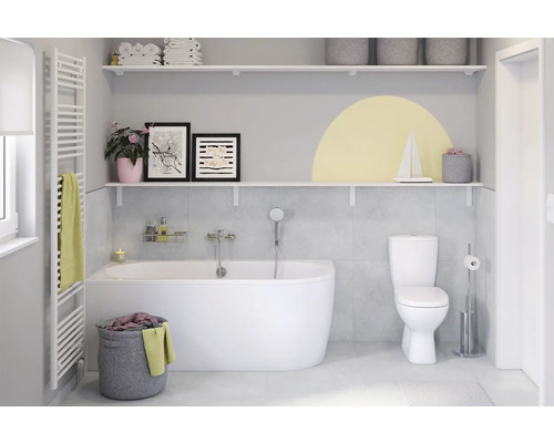 Badezimmer mit Badewanne, Toilette, Heizkörper und Regalen