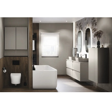 Salle de bain lumineuse avec baignoire, lavabo, miroir et toilettes