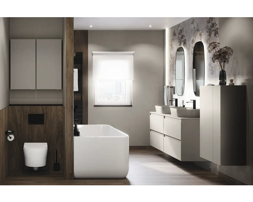 Helles Badezimmer mit Badewanne, Waschtisch, Spiegel und Toilette