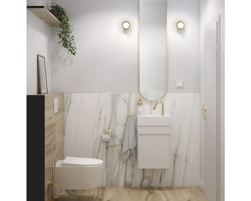 Modernes Badezimmer mit Toilette, Waschtisch und Spiegel