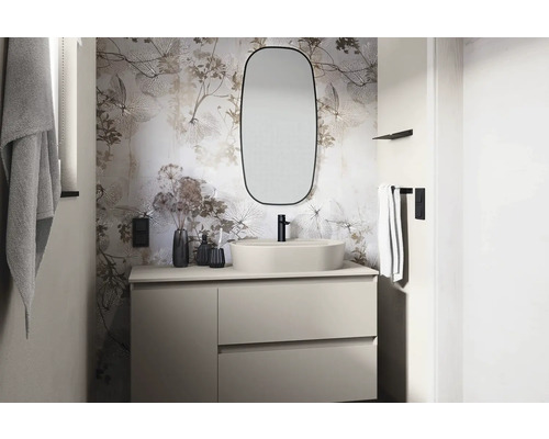 Helles Badezimmer mit Waschtisch, Spiegel und floraler Tapete