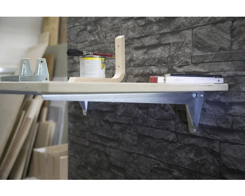 Table pliante murale avec outils et matériaux