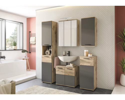 Badezimmer mit Waschtisch, Spiegelschrank und Hochschränken in Holzoptik und Grau