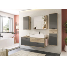 Badezimmer mit Waschtischunterschrank, Spiegelschrank und Hochschrank in Holzoptik und Grau